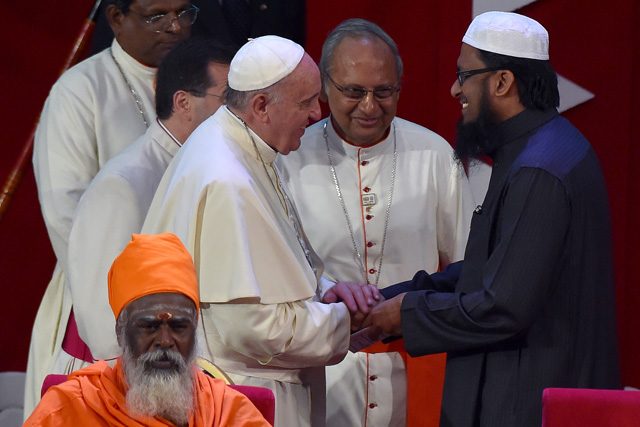 Pope Francis and Muslim Maulavi Ash-Sheikh M.F.M. Fazil at the Bandaranaike Memorial International Conference Hall. Photo by Ettore Ferrari/EPA