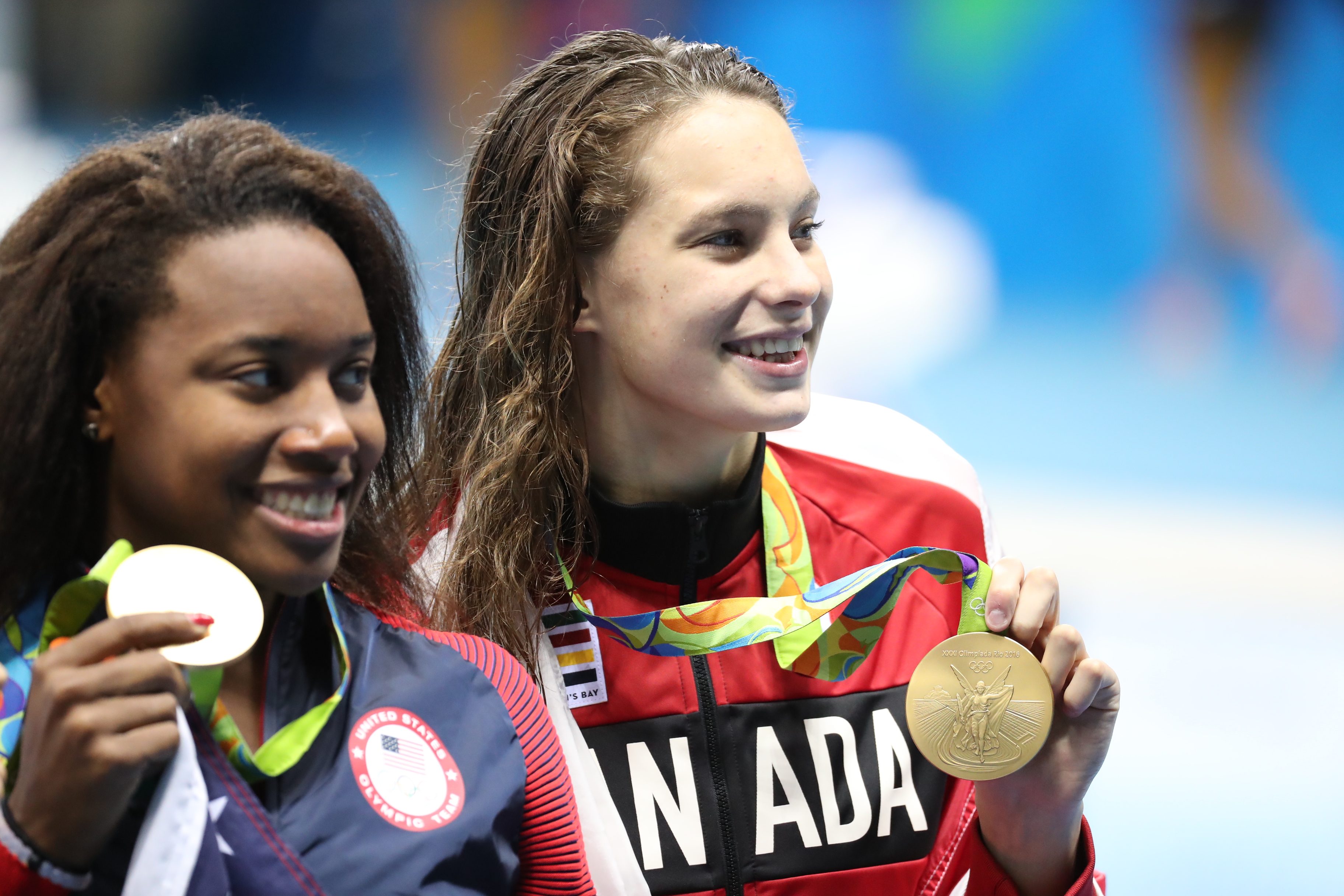 Atlet asal Amerika Serikat, Simone Manuel (kiri), dan atlet Kanada, Penny Oleksiak (kanan), keduanya meraih medali emas untuk kategori 100 m gaya bebas perempuan di Olimpiade Rio, pada 11 Agustus 2016. Foto oleh Esteban Biba/EPA
 
