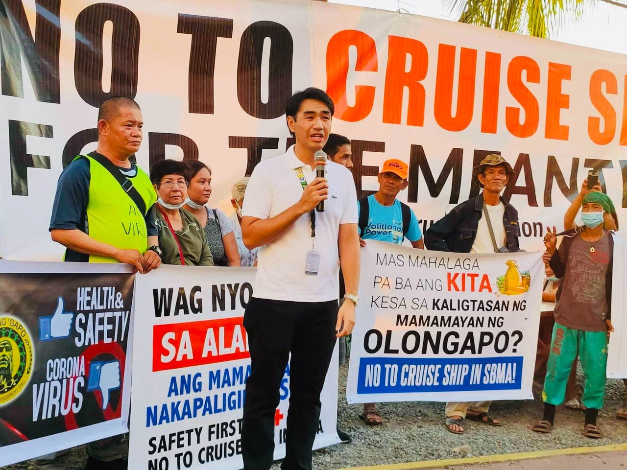 'ERR ON SIDE OF CAUTION.' Olongapo City Mayor Rolen Paulino Jr joins the rally. Photo from Randy Datu/Rappler 