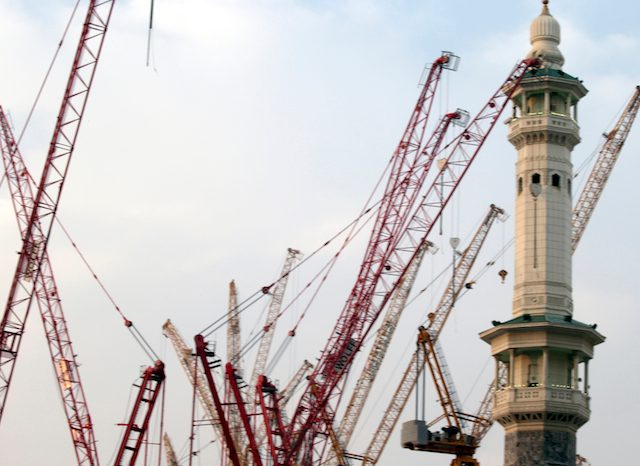 Crane menjulang tinggi di sekitar Masjidil Haram, Mekah, Arab Saudi. Foto oleh Amel Pain/EPA 
