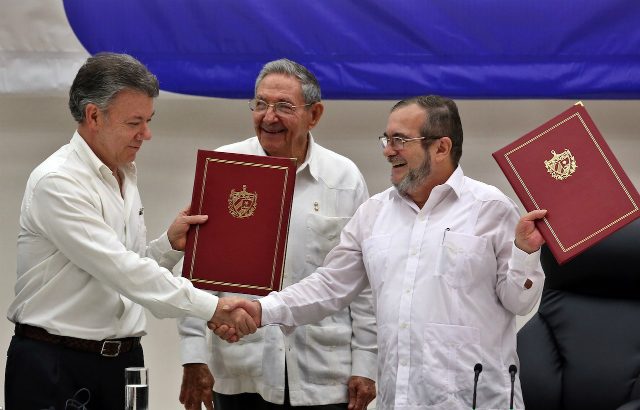 Colombia, FARC rebels sign historic ceasefire