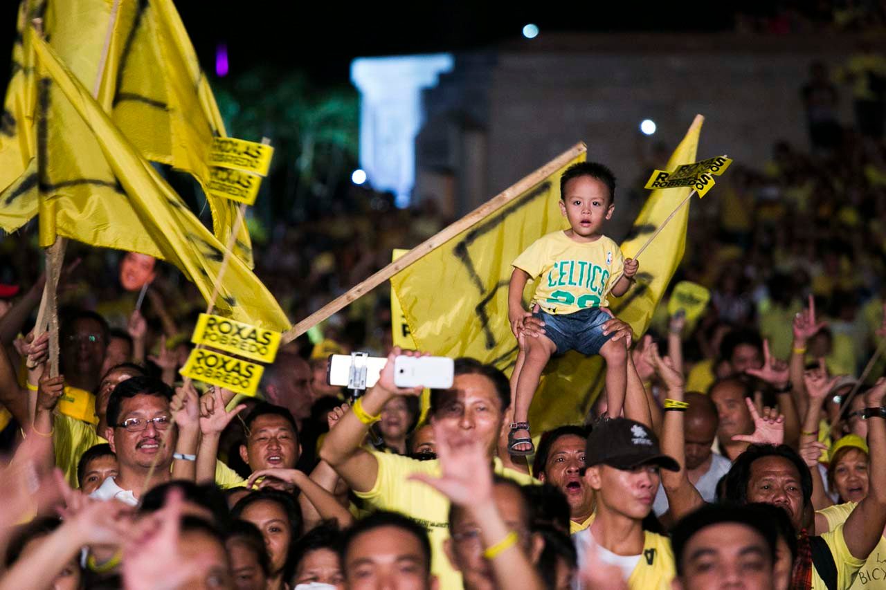 Thousands of supporters from all age groups atteneded presidential candidate Mar Roxas' and vice presidential bet Leni Robredo's miting de avance. 