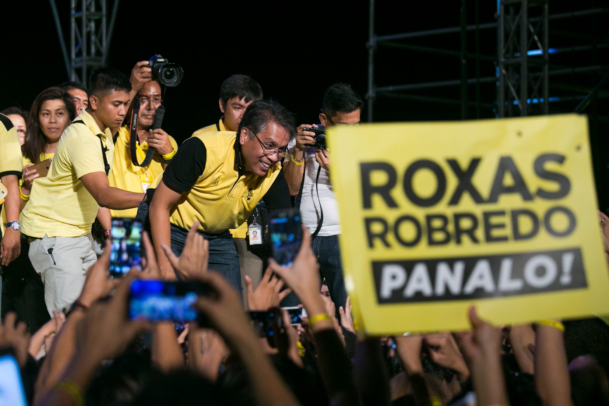 Roxas shakes hands with his supporters during his miting de avance on May 7, 2016 at Quezon City Circle. 