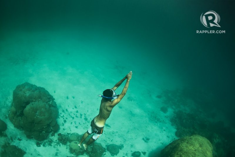 EXPLORE. Freediving in Siargao. Photo by Mark Cristino/Rappler 