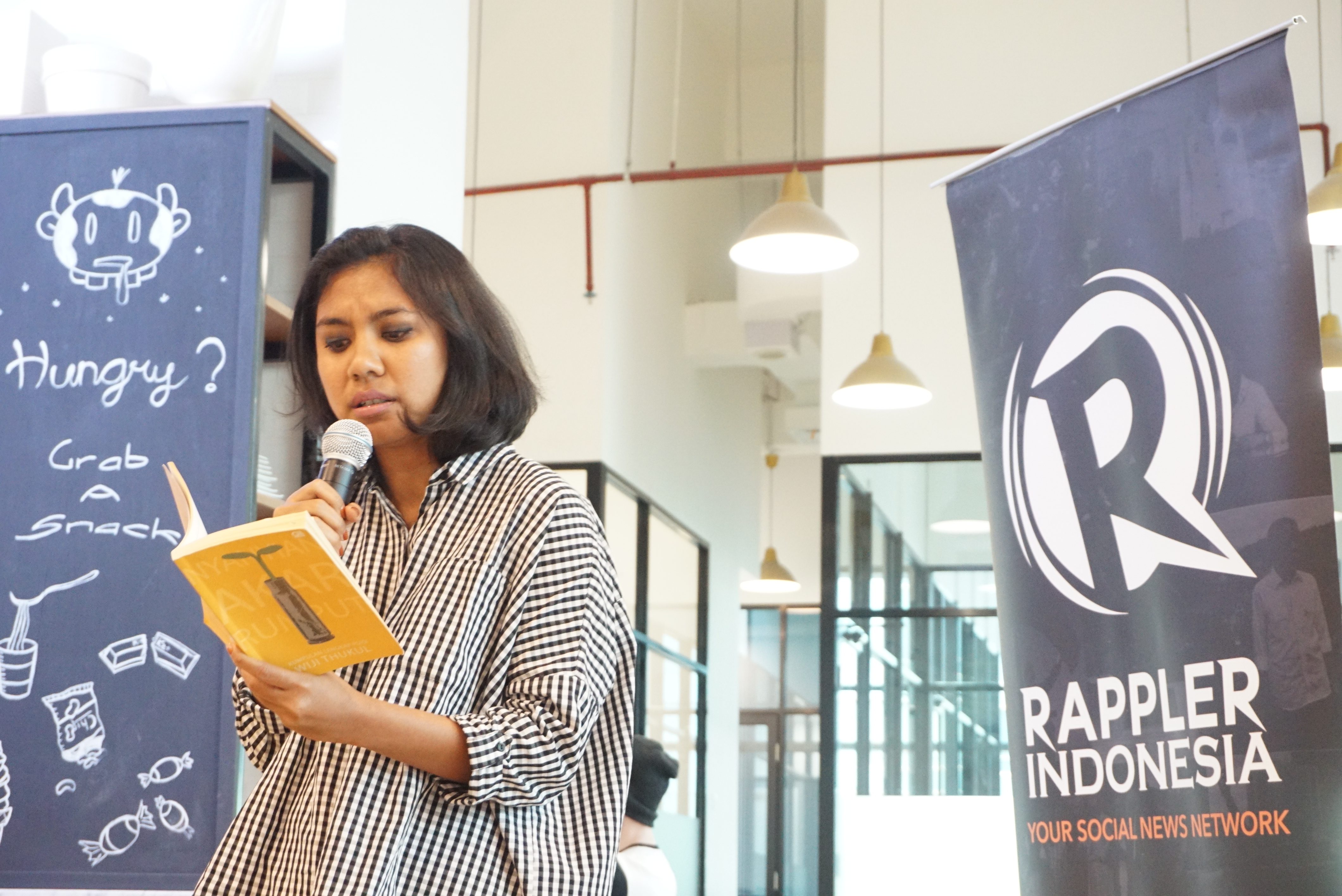 JENDERAL. Anggota DPR RI, Irine Roba, membaca karya Wiji Thukul, 'Para Jenderal Marah-Marah'. Foto oleh Rika Kurniawati/Rappler 