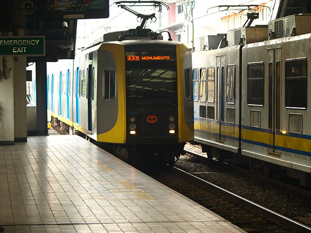 After train breakdown, LRT 1 passengers walk along rail tracks