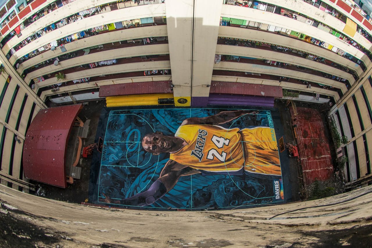ANGEL. Kobe Bryant resembles an angel in a massive mural at a court in Punta, Sta Ana, Manila. Photo by Rob Reyes/Rappler  
