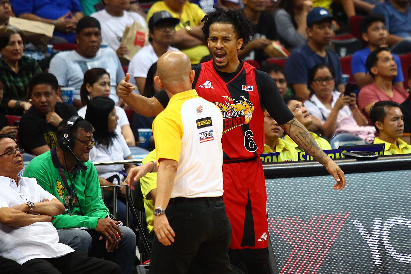 SCUFFLE. Painters coach Yeng Guiao (in yellow and white) and Beermen guard Chris Ross get in each other's faces along the sidelines in Game 1 of the 2016 PBA Philippine Cup semifinals. File photo by Josh Albelda/Rappler    