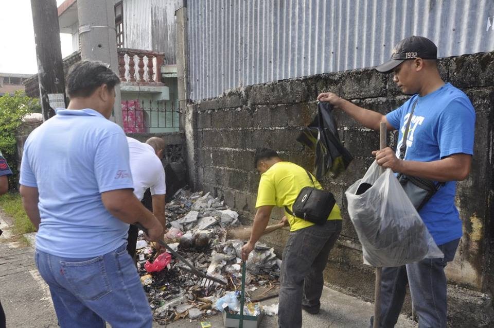 Residents in Isabela participate in the province-wide anti-dengue campaign 