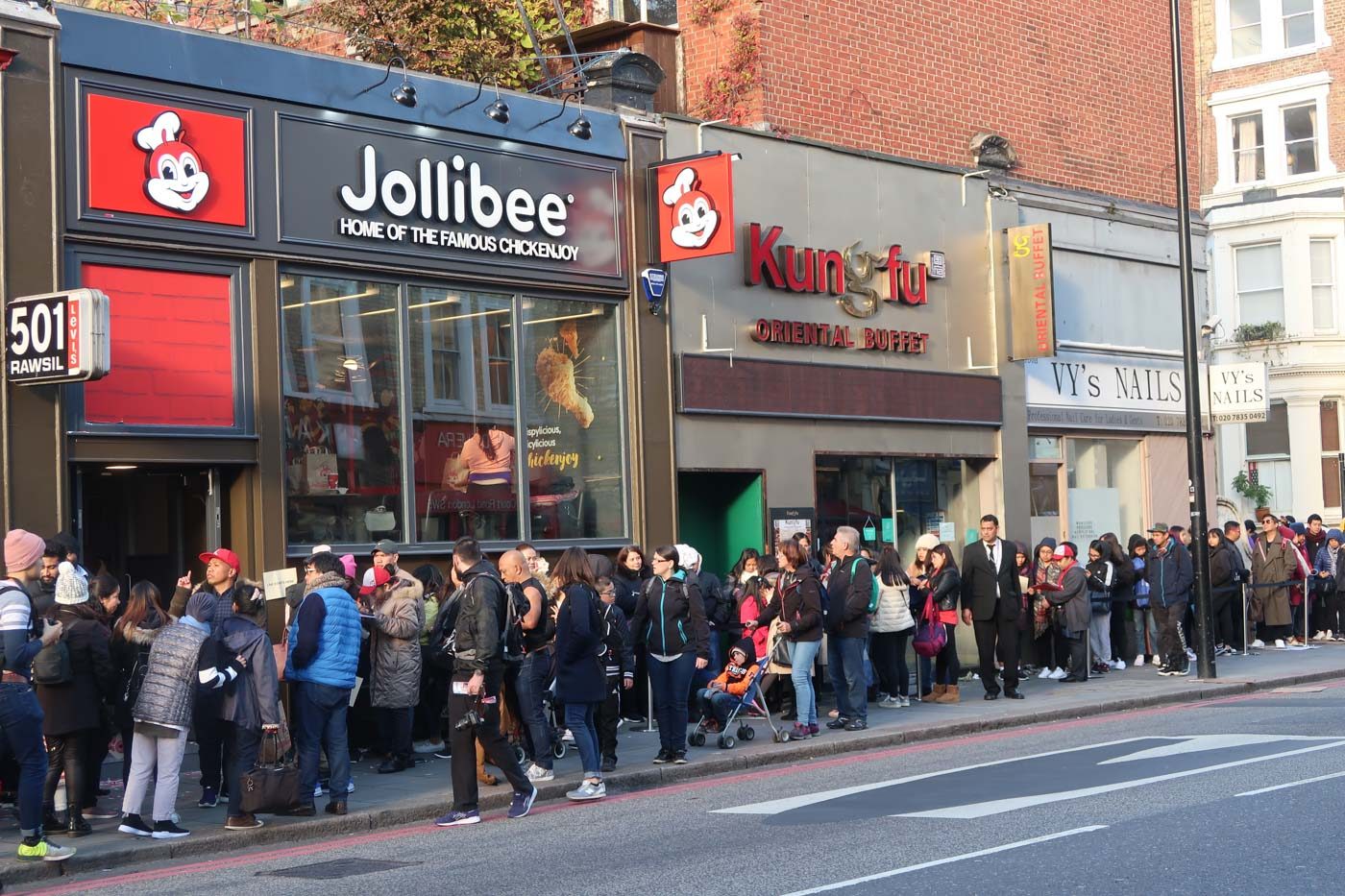 IN PHOTOS: Why people braved long lines for Jollibee’s first UK store