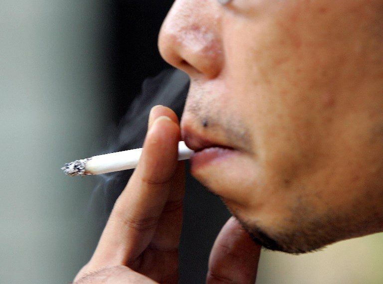 EGOIS? Ada ribuan alasan para perokok untuk tetap merokok. Foto oleh Roslan Rahman/AFP PHOTO 