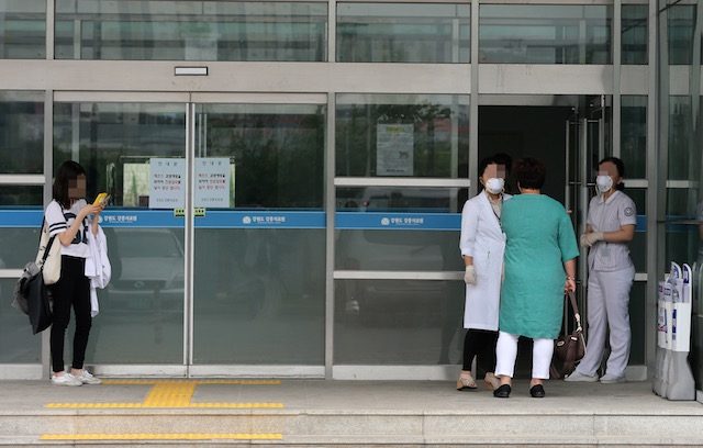 South Korean hospitals suspend services as MERS outbreak spreads