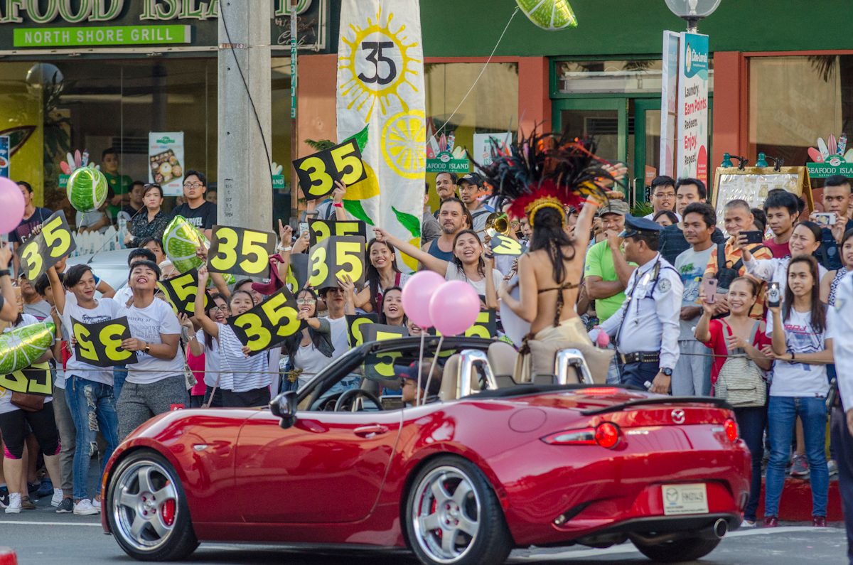 LEMONADES. Sandra Lemonon's fans cheer for her during the Bb Pilipinas Parade of Beauties. Photo by Rob Reyes/Rappler 