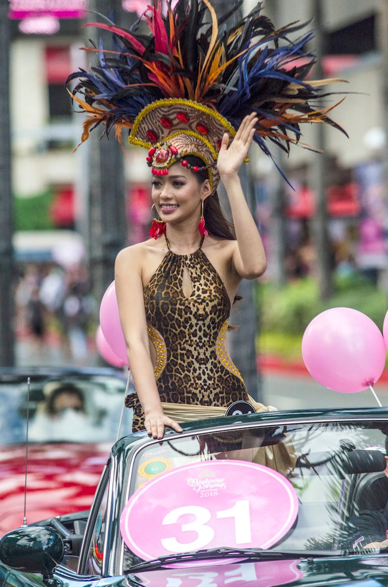PARADE. Jehza waves to the crowd during the Parade of Beauties. Photo by Rob Reyes/Rappler 