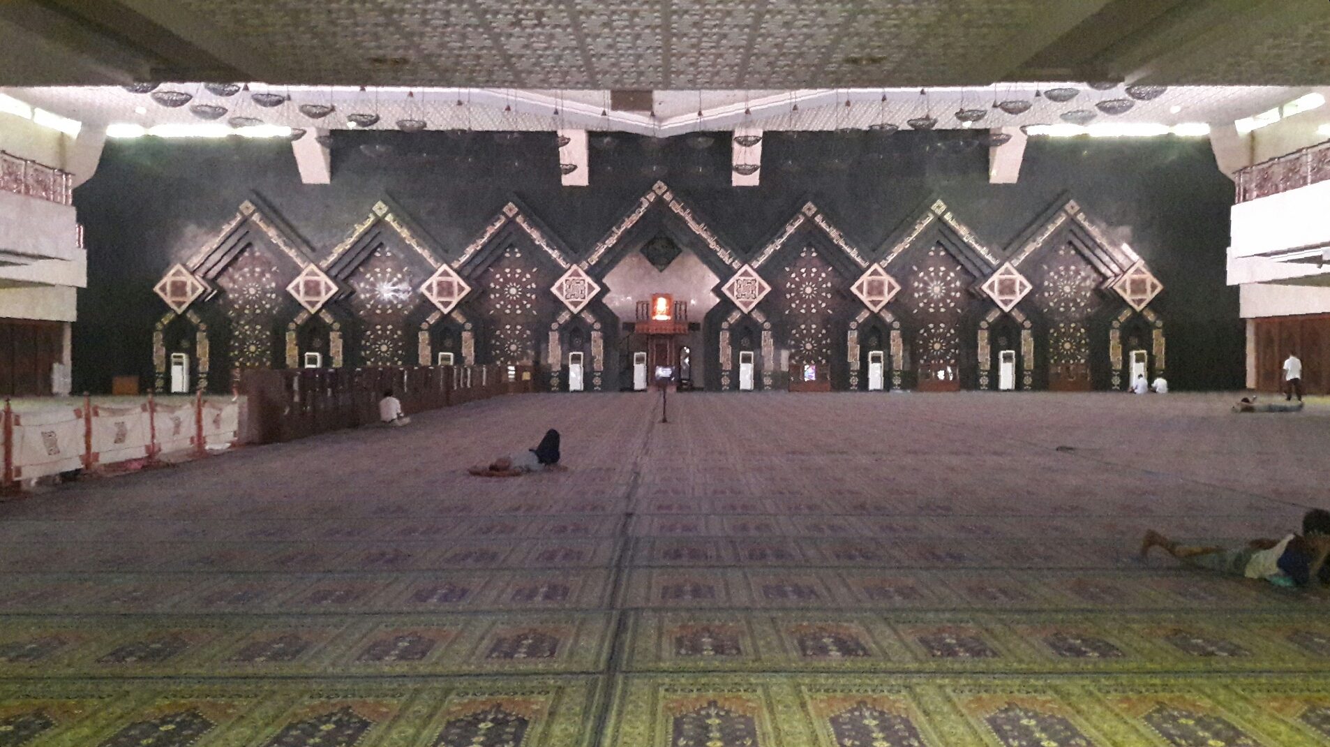 Bagian dalam Masjid At-Tin dapat menampung sekitar 9000 orang. Foto oleh Sakinah Ummu Haniy/Rappler.com  