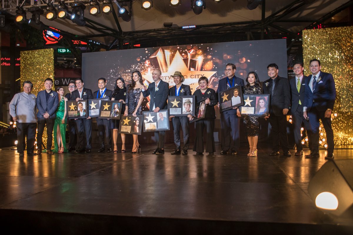 The inductees and members of the German Moreno Walk of Fame Philippines onstage. 