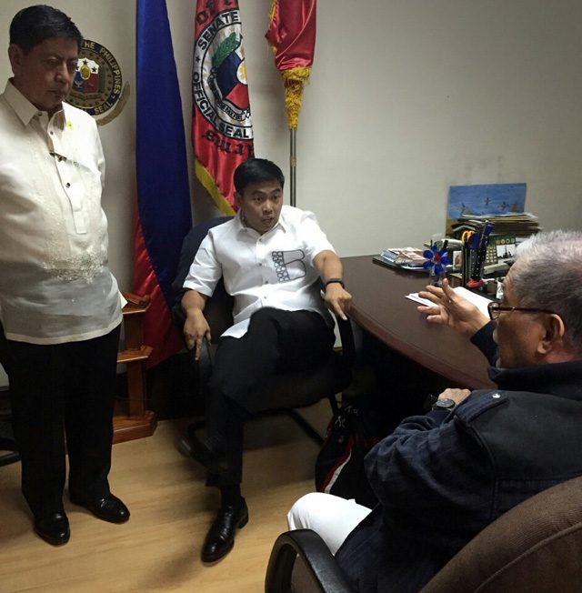 NOT ATTENDING. Mayor Binay discusses with his lawyer Claro Certeza (left) and former Senator Rene Saguisag (right) whether he will agree to voluntarily face the Senate probe.  Photo courtesy of the Office of Sen. Nancy Binay 