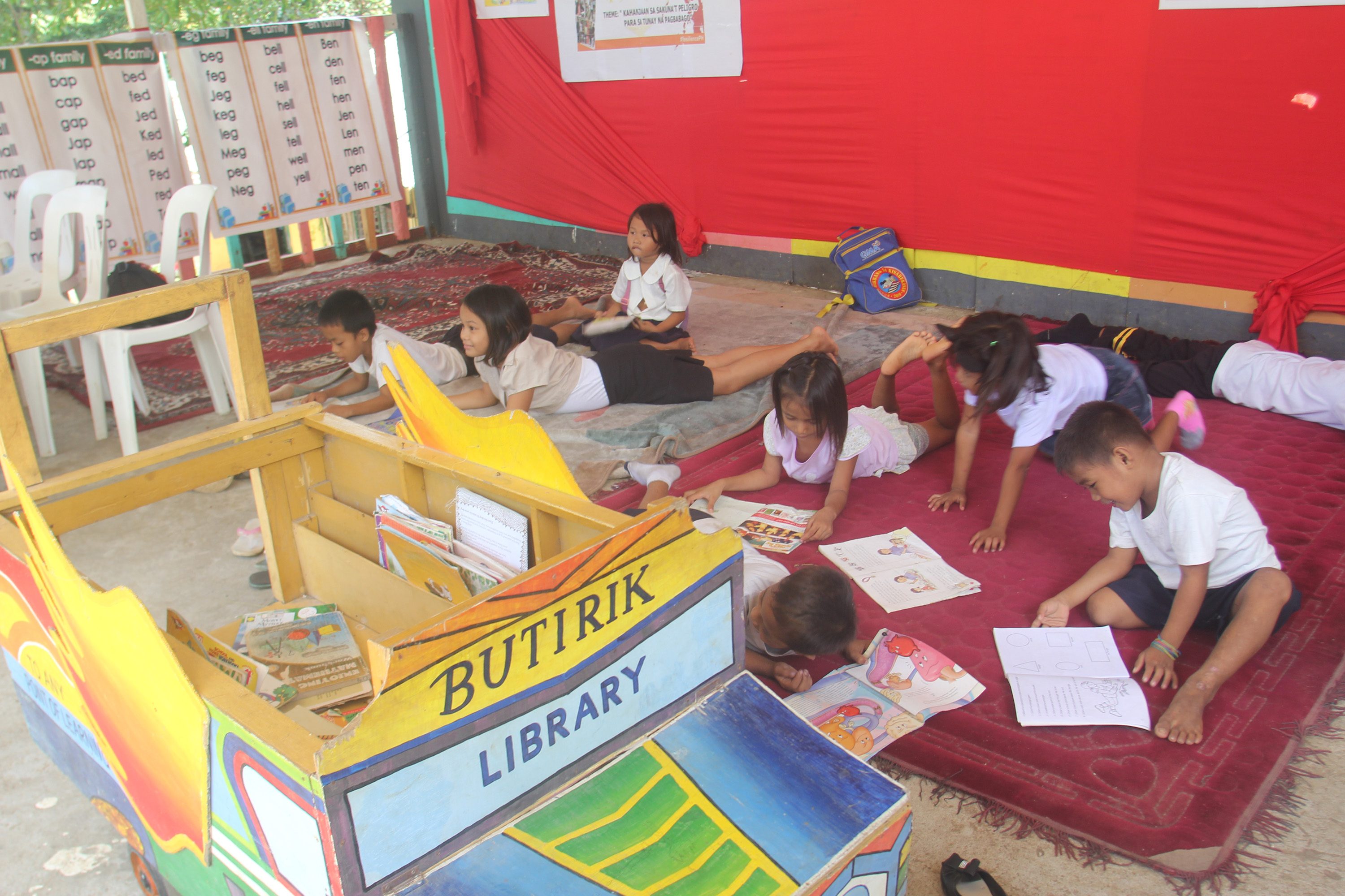 LOVE FOR LEARNING. The reading area of Calongay Elementary School is conducive to developing the love for reading. Photos by Rhaydz Barcia/Rappler 