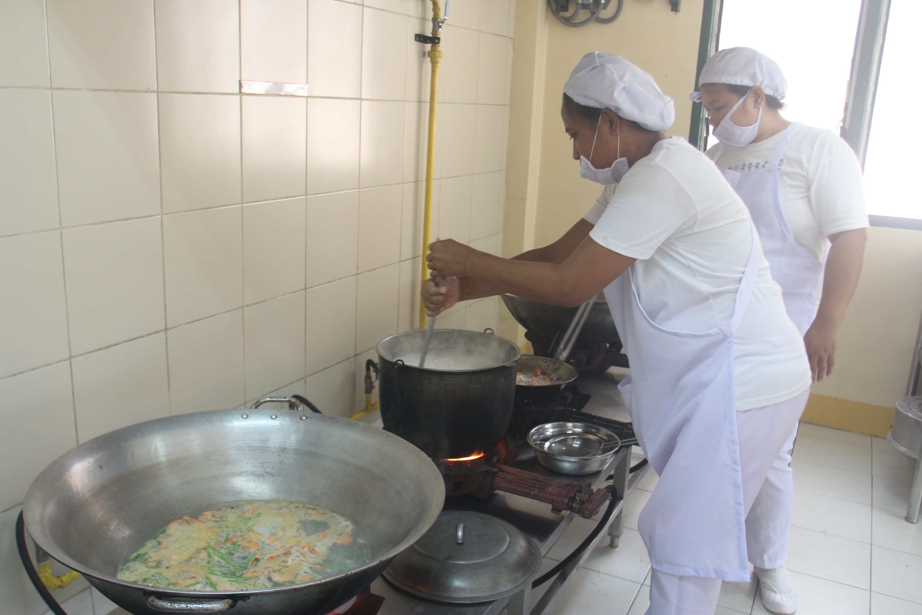 EXTRA INCOME. Some parents are hired as cooks in the school to augment their income. Photos by Rhaydz Barcia/Rappler 