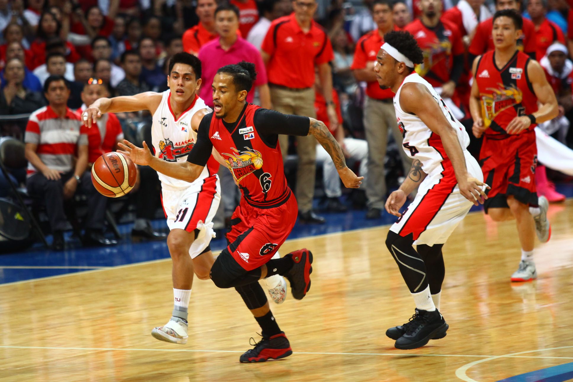 San Miguel’s Chris Ross laughs off Meralco Bolt poster gaffe