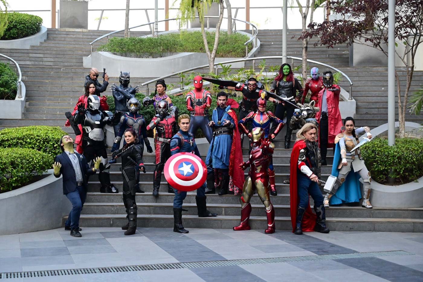 COSPLAY. Marvel Cinematic Universe Fans met the cosplayers of cast of the Avengers: Endgame during the film’s opening day at Ayala Circuit Makati, April 24, 2019.
Both kids and adults came in wearing their novelty Marvel shirts eager to watch the film early. Photo by Alecs Ongcal/Rappler 