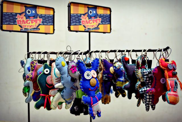 ARTISANS. The prisoners upcycle scrap and waste materials into products such as plush toys, keychains, bags, shirts, and shoes, sold under a variety of brand names – The Ragpet Project, Muñequeta, and Aurora.   