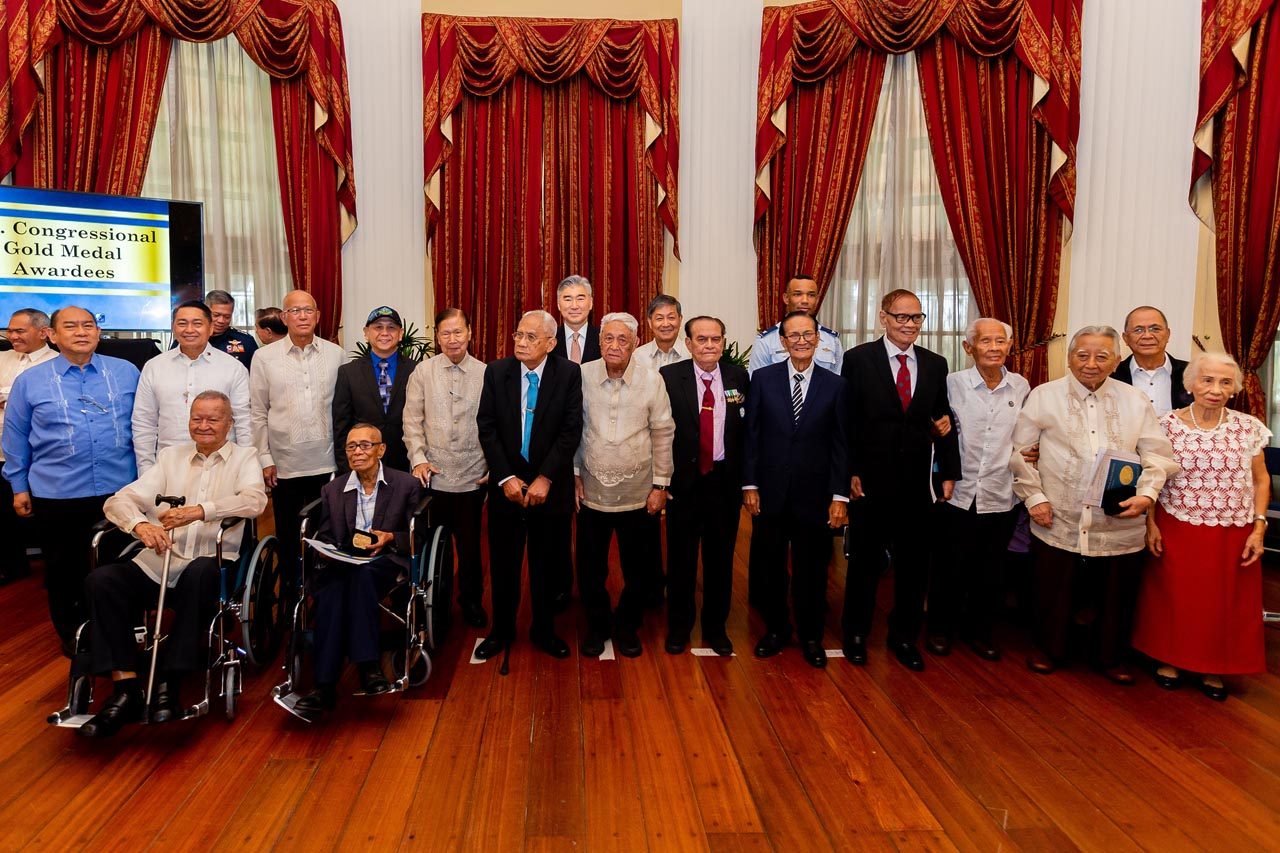 WAR VETERANS. The awardees and representatives with Defense Secretary Delfin Lorenzana and US Ambassador Sung Kim. Some of them set aside their wheelchairs for the group shot.  