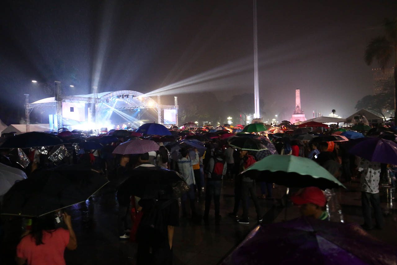 FREE CONCERT. Rains could not stop crowds from enjoying the free New Year's Eve concert in Luneta on New Year's Eve. Photo by Ben Nabong 
