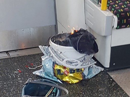 BOM BUATAN. Sebuah foto yang diperoleh dari akun di media sosial dan menunjukkan bom buatan yang meledak di dalam kereta di Parsons Green pada Jumat, 15 September. Foto oleh AFP 