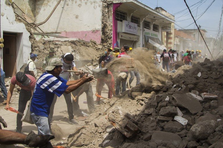 Volunteers rush to rescue in aftermath of Mexico earthquake