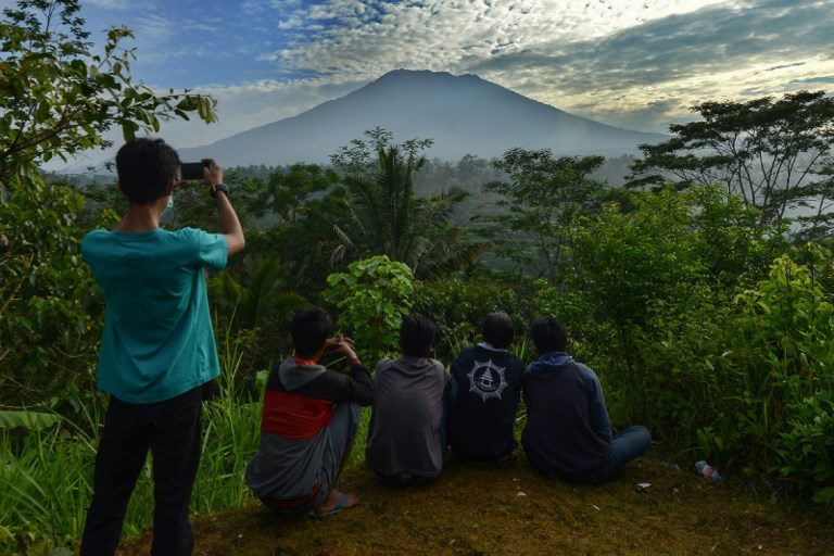 Thousands flee amid fears of Bali volcanic eruption