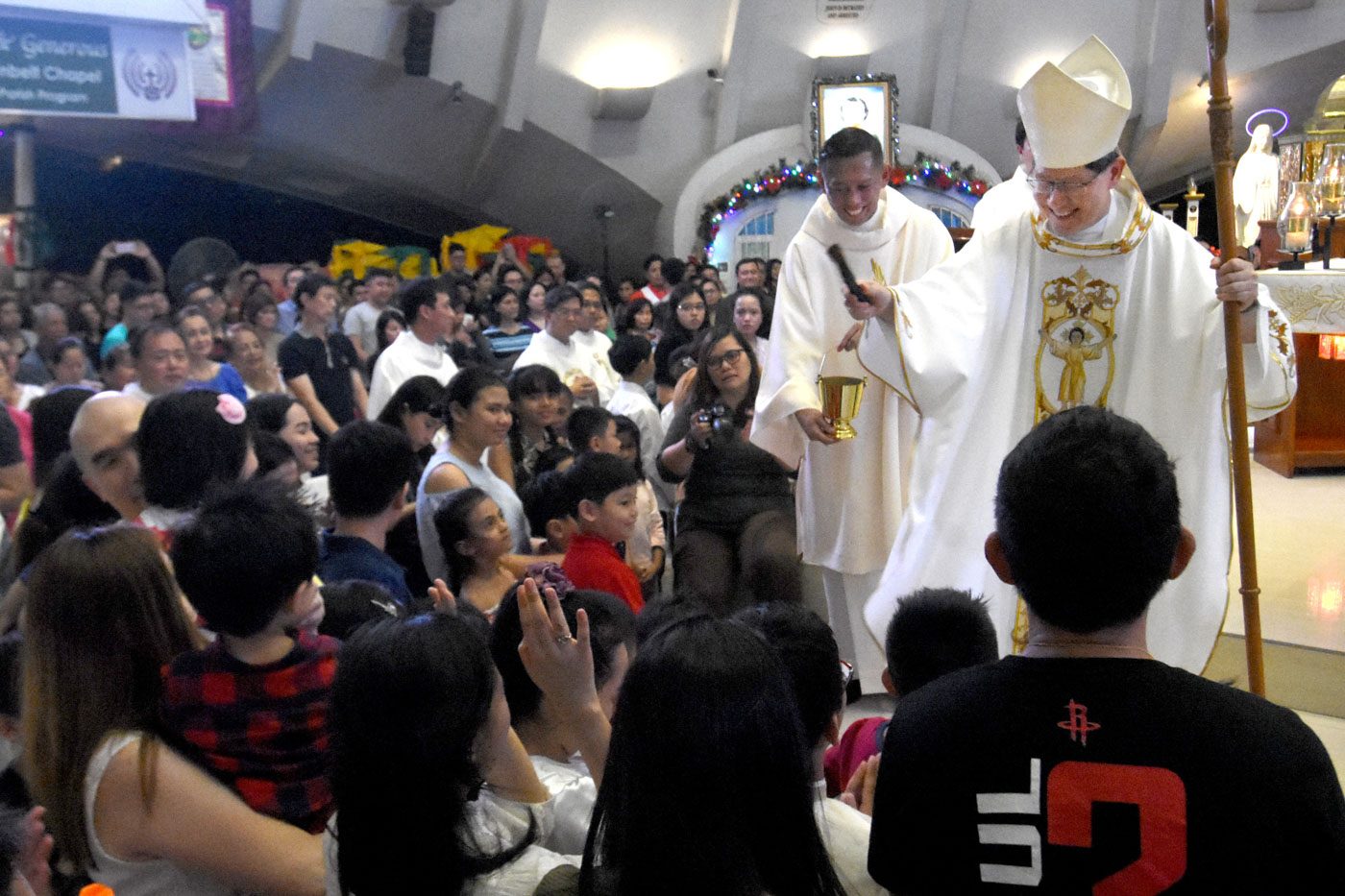 BLESSING CHILDREN. Manila Archbishop Luis Antonio Cardinal Tagle blesses children during the 6 pm Mass at Greenbelt Chapel on the Feast of the Santo Niño on January 21, 2018. Photo by Angie de Silva/Rappler 
