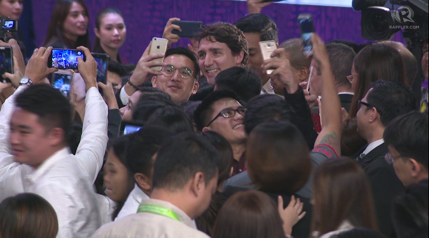 CROWD FAVORITE. Even men want a picture with Trudeau. Screenshot by Rappler 