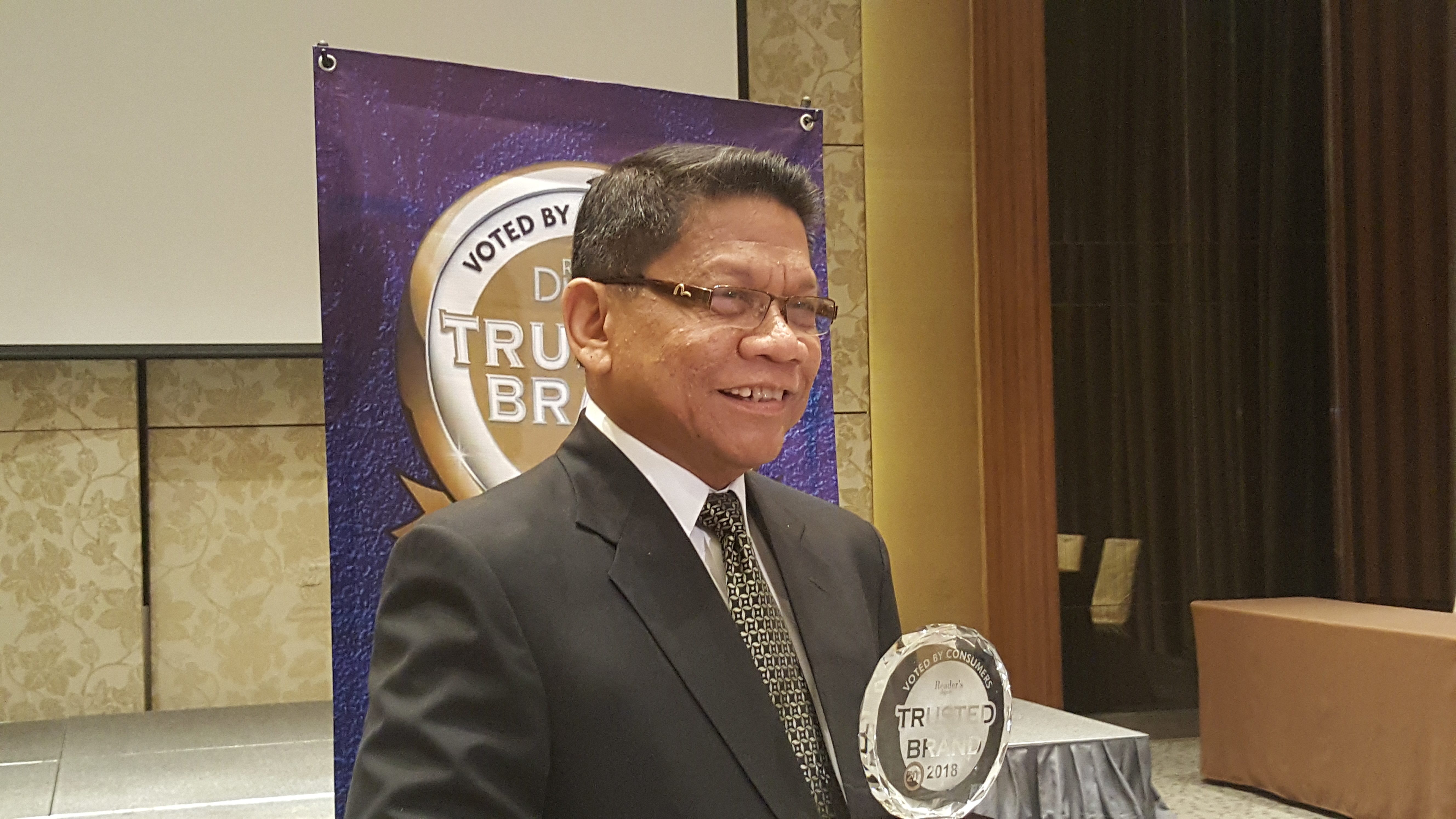 THIRD  AWARD. Mike Enriquez receives his Most Trusted Brand Award from Reader's Digest for the third time. Photo by Alexa Villano/Rappler 