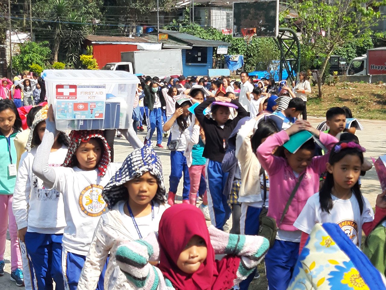 PREPARED. Grade school students from Mabini Elementary School in Baguio City join the 1st National Simultaneous Earthquake Drill on February 21. Photo by Mau Victa/Rappler 