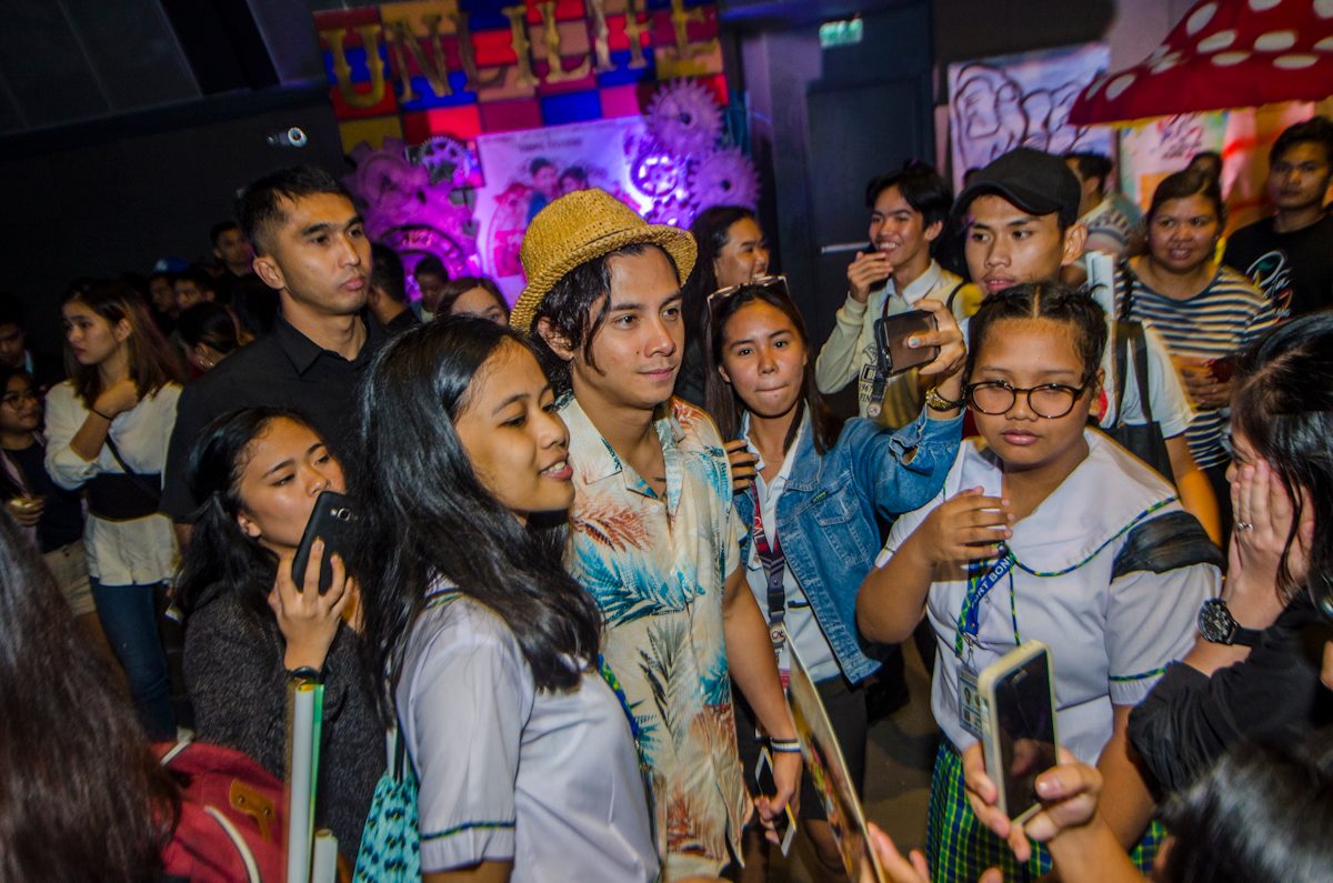 FAN SERVICE. JC Santos interacts with his fans 