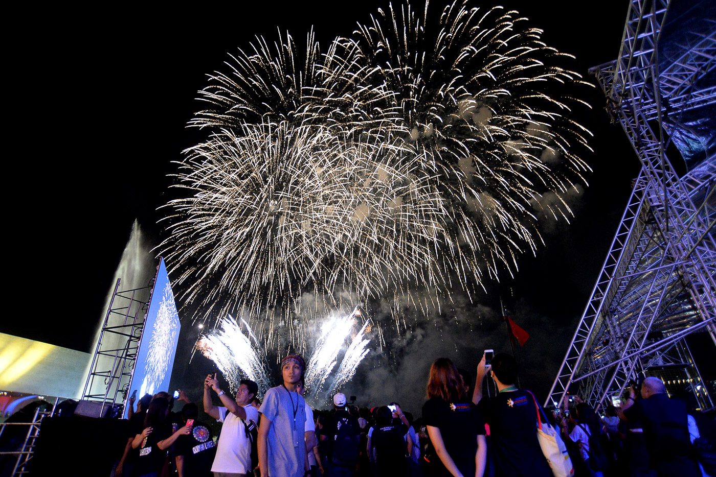 ASEAN50. Spectators watch the fireworks display capping the ASEAN Foreign Ministers Meeting in Manila on August 8, 2017. Photo by Maria Tan/Rappler  