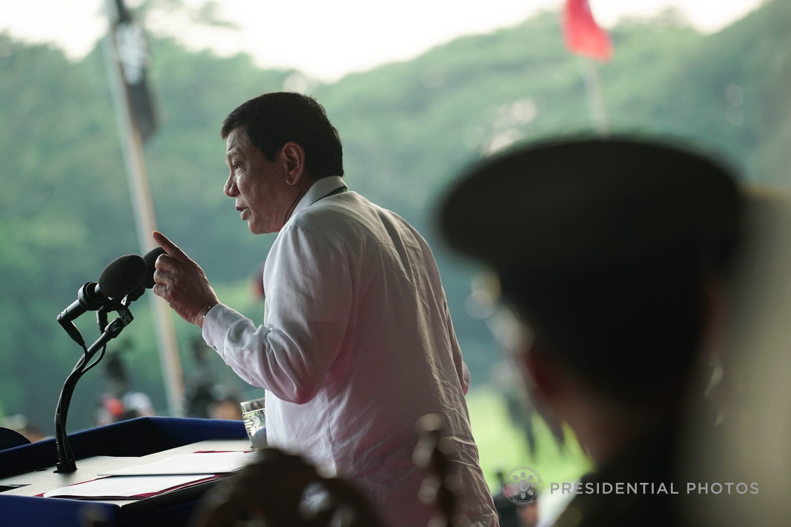 Duterte dares Yellows, Reds to ‘merge into one command’‬