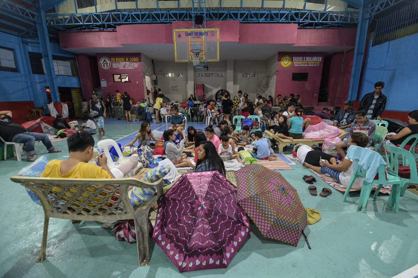 EVACUATION CENTER. Some 260 individuals from 111 families evacuate to the Mabuhay Basketball Court in Tatalon, Quezon City. Photo by LeAnne Jazul/Rappler  