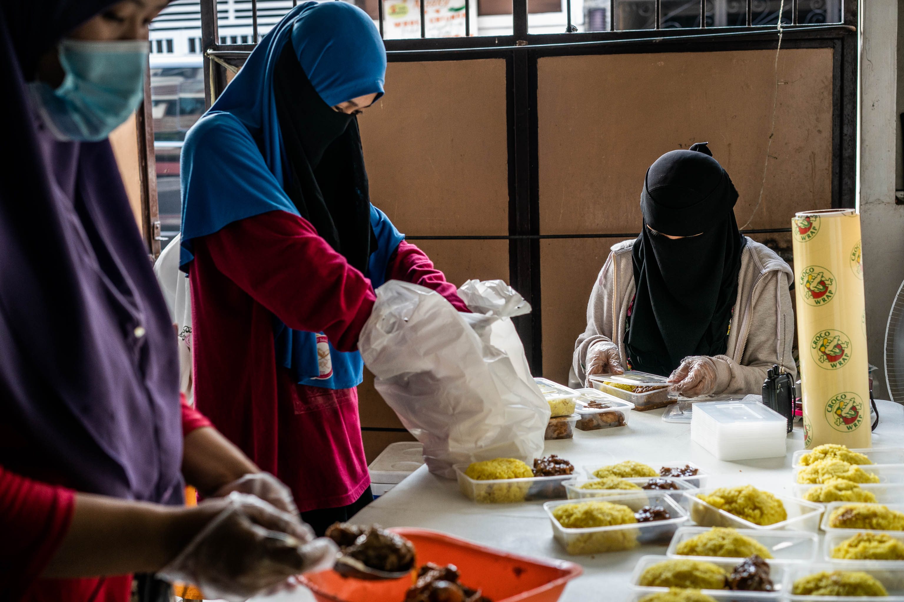 PACK AND GO. The staff of Alzaky Foods prepares packed meals for Muslim medical frontliners  in their small kitchen in San Juan City on on May 13, 2020. 