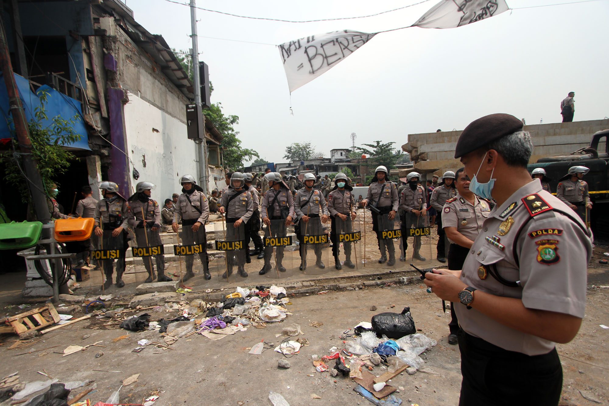 FOTO: Kerusuhan penggusuran warga Kampung Pulo