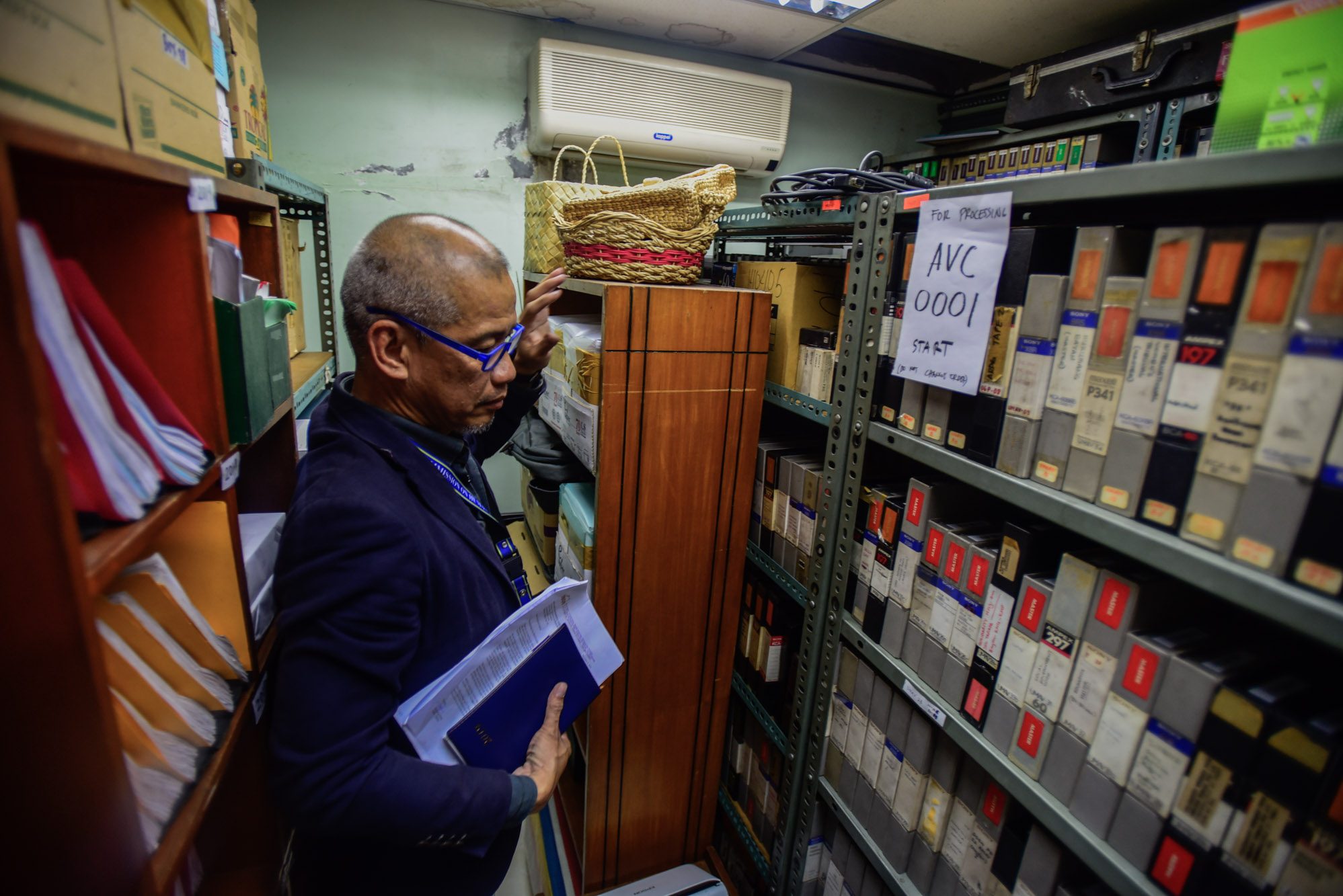 PRECAUTION. Members of the Commission on Human Rights conduct an ocular inspection at the IBON Foundation's office in Quezon City on November 8, 2019. File photo by Maria Tan/Rappler