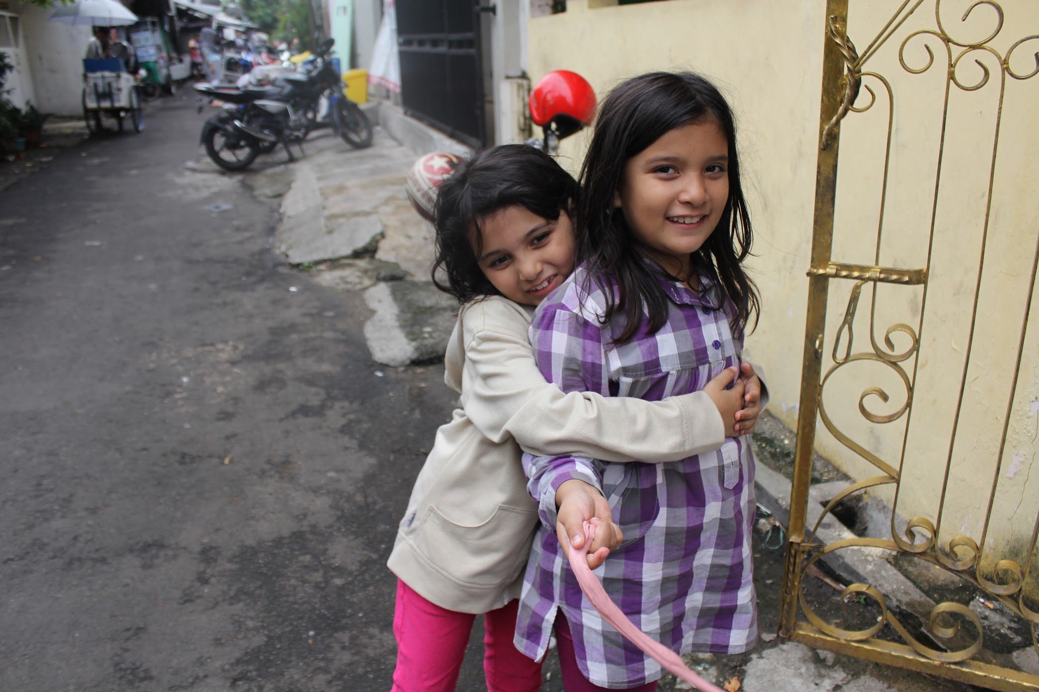 DREAMS. The two young girls wish they could go to school with their friends in the neighborhood. Photo by Han Nguyen/Rappler 