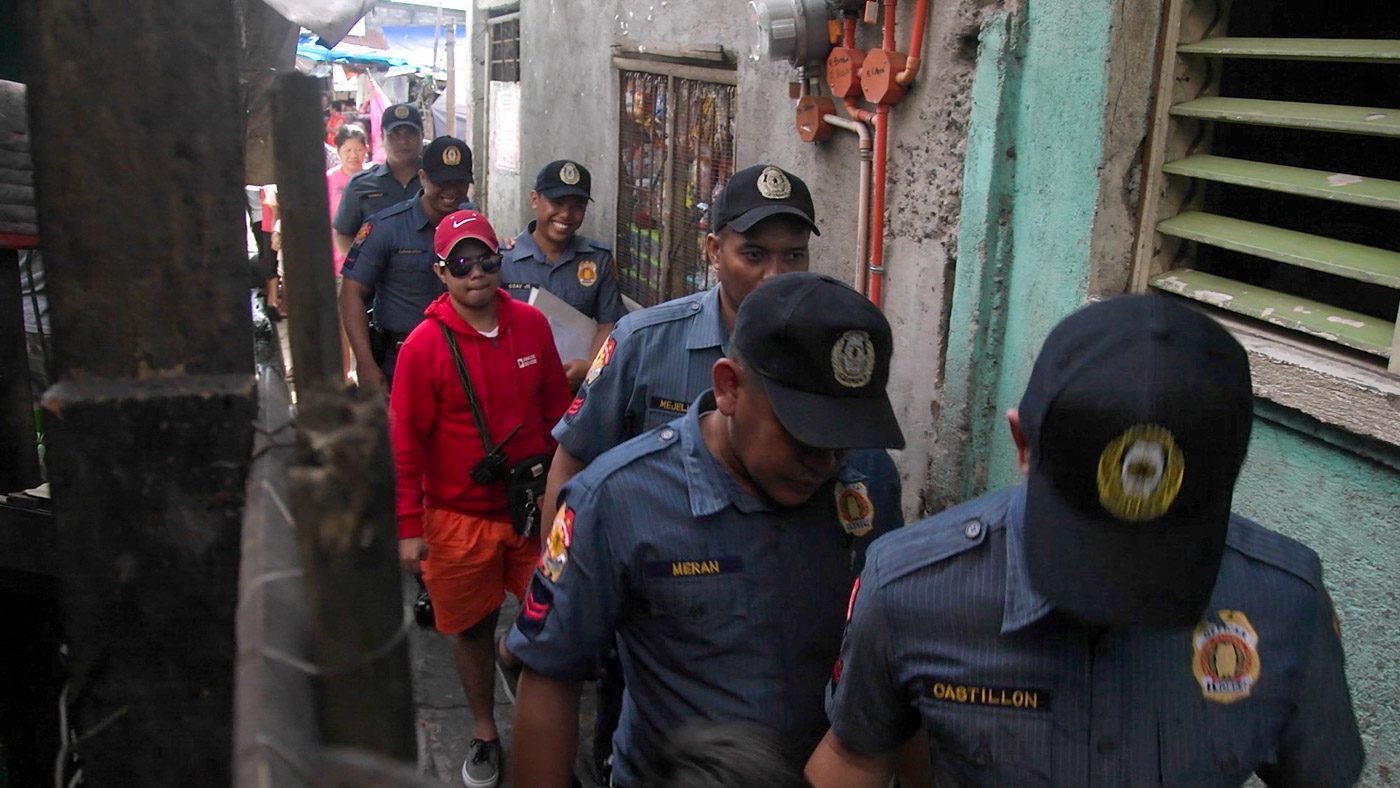 OPLAN TOKHANG. Cops go around Muntinlupa City to knock and plead with drug suspects to surrender. Photo by Adrian Portugal/Rappler 