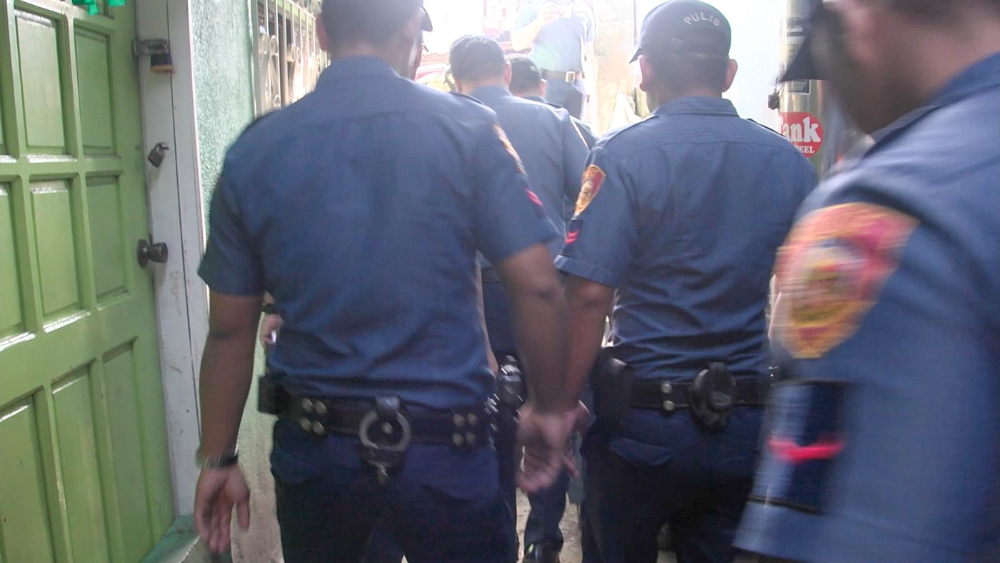 OPLAN TOKHANG. Cops go around Muntinlupa City to knock and plead with drug suspects to surrender. File photo by Adrian Portugal/Rappler  