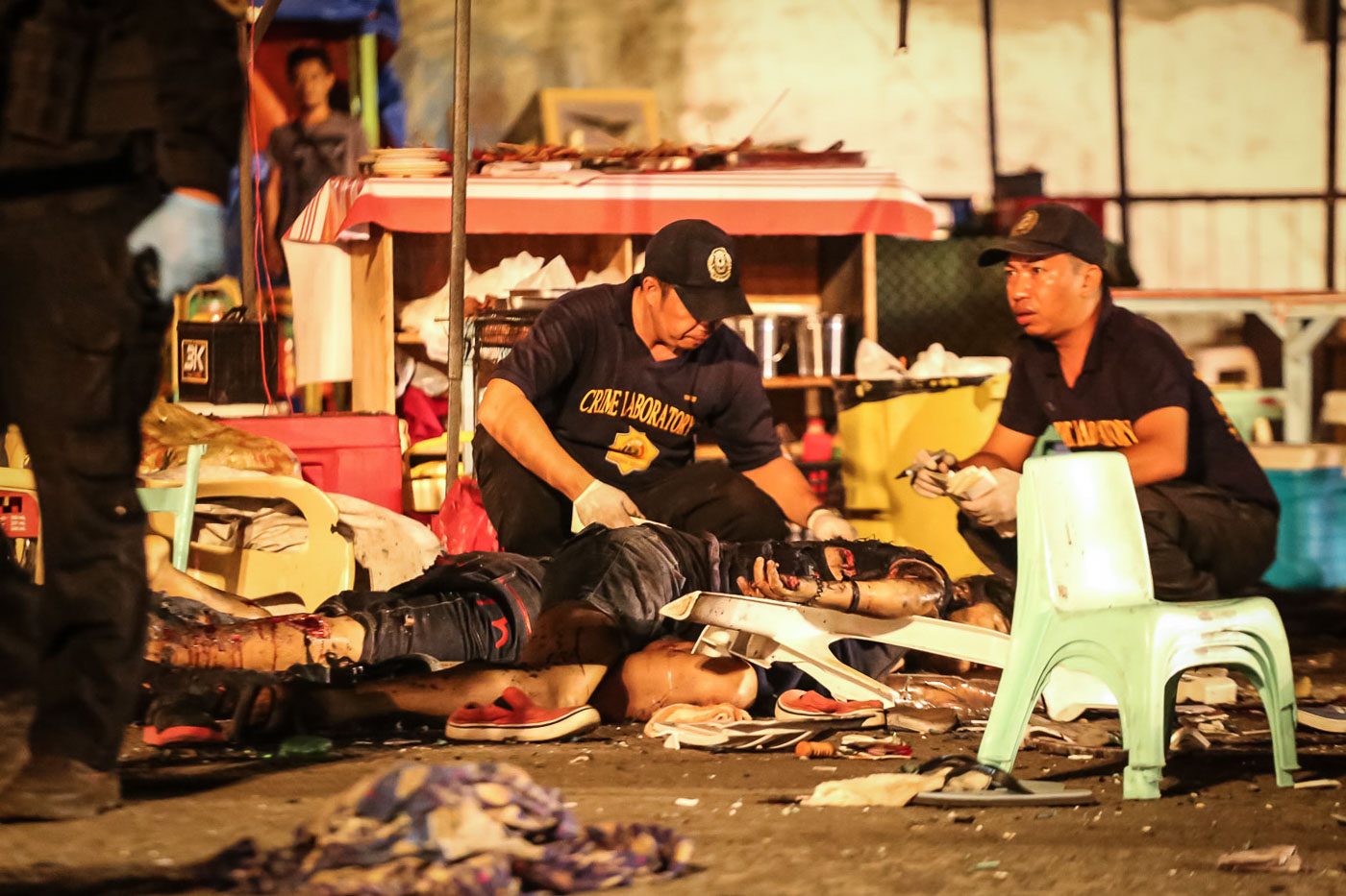 BLOODY. At least 14 people die while scores are injured after the Davao explosion. All photos by Manman Dejeto/Rappler   