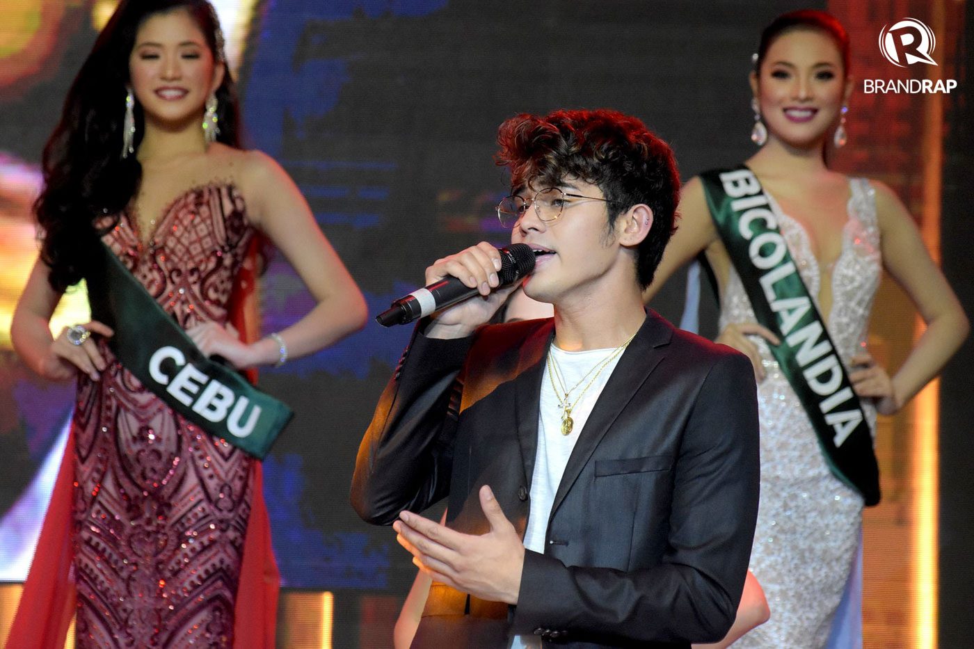 SERENADE. Inigo Pascual sings to the Miss Silka contestants 
