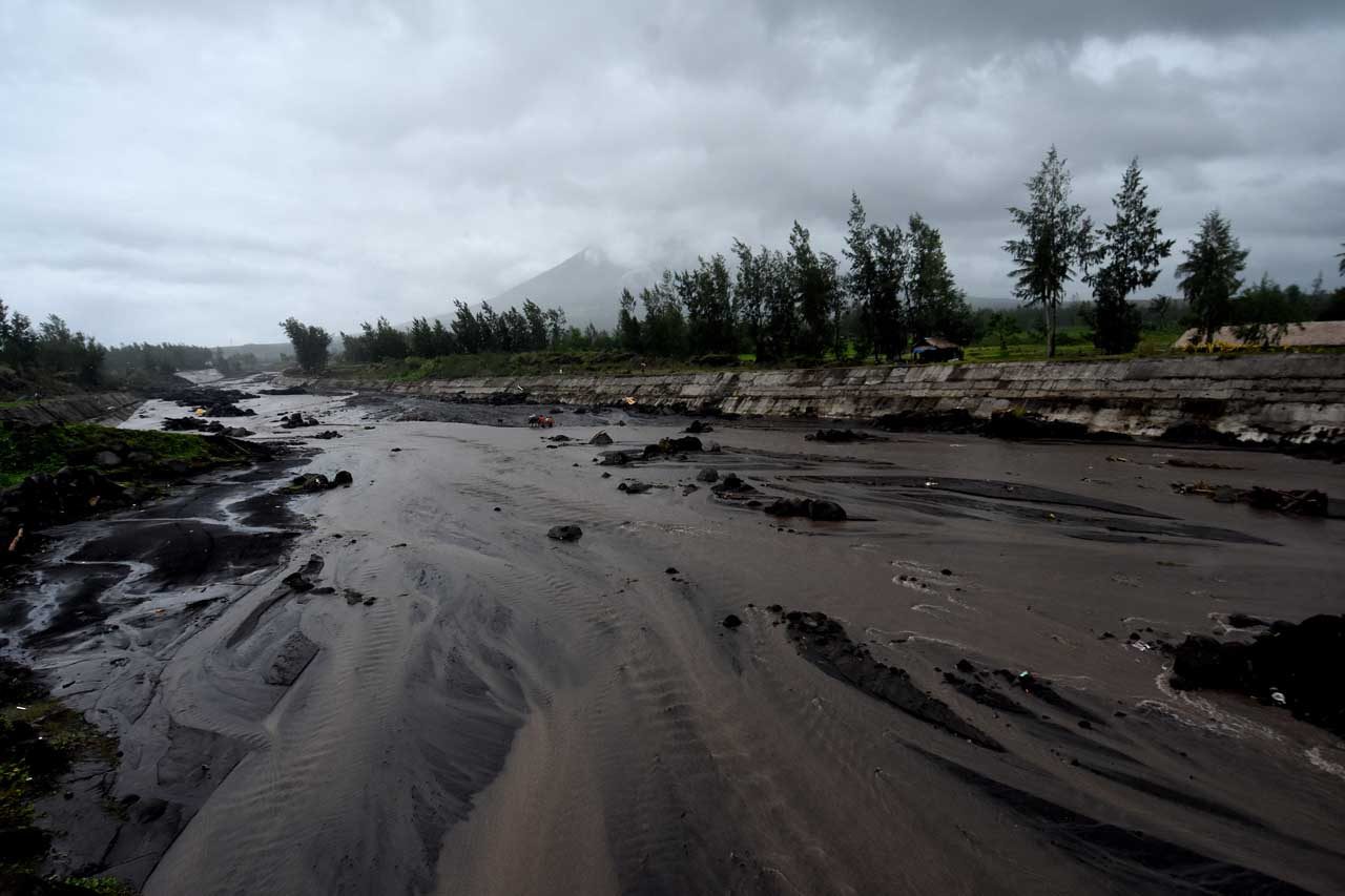 Mudflow threat builds with more lava, debris from Mayon