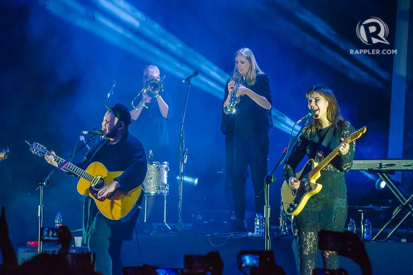 RAGGI AND NANA. Of Monsters and Men's two lead vocalists and guitarists perform at their Manila show. Photo by Stephen Lavoie/Rappler  