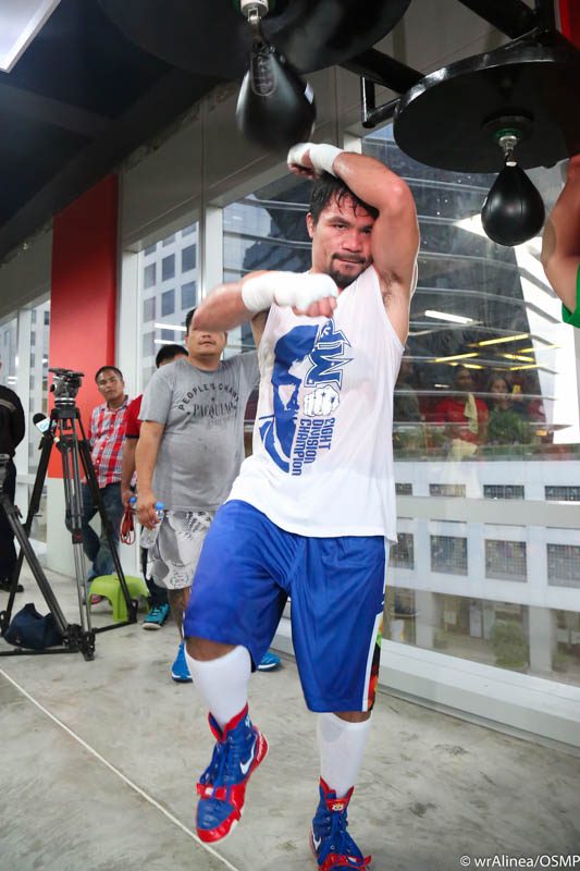 Pacquiao hits the speed bag. Photos by Wendell Alinea/OSM 